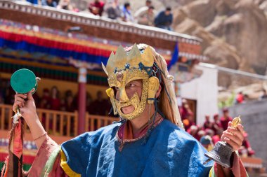 Tibetli Budist lamas mistik maskeli bir ritüel Tsam dans gerçekleştirin. Hemis Manastırı, Ladakh, Hindistan