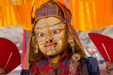 Tibetli Budist lamas mistik maskeli bir ritüel Tsam dans gerçekleştirin. Hemis Manastırı, Ladakh, Hindistan