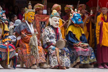 Tibetli Budist lamas mistik maskeli bir ritüel Tsam dans gerçekleştirin. Hemis Manastırı, Ladakh, Hindistan