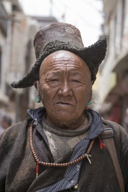 Leh sokakta Tibetli Budist yaşlı adam. Ladakh, Kuzey Hindistan