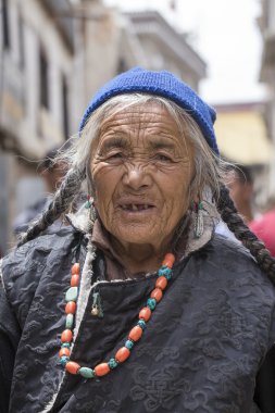 Tibetli Budist yaşlı kadın Leh sokakta. Ladakh, Kuzey Hindistan