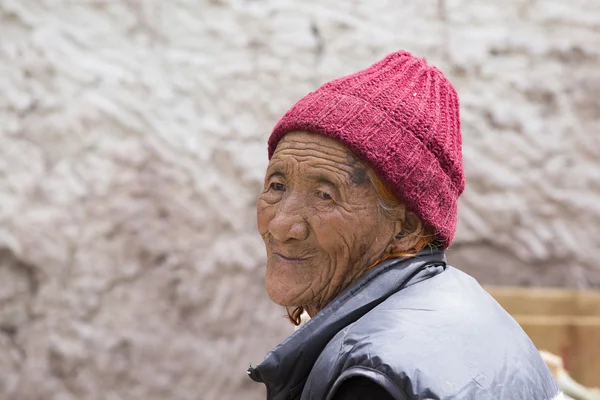 Buddyzmu tybetańskiego starych kobiet w klasztorze w Hemis. Ladakh, północnych Indiach — Zdjęcie stockowe