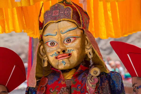 Les lamas bouddhistes tibétains dans les masques mystiques exécutent une danse rituelle Tsam. Monastère Hemis, Ladakh, Inde — Photo