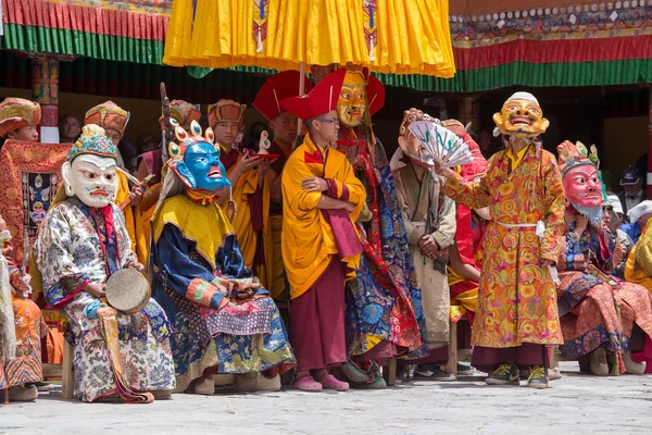 Los lamas budistas tibetanos en las máscaras místicas realizan un ritual de danza Tsam. Monasterio de Hemis, Ladakh, India —  Fotos de Stock