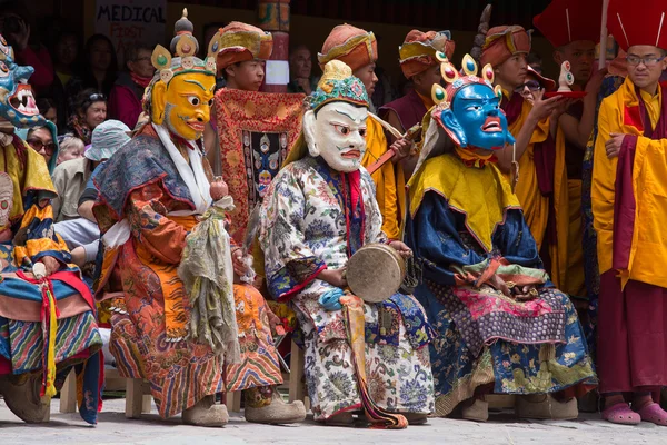 Tibetanska buddhistiska lamas i de mystiska maskerna utföra en ritual Tsam dans. HEMIs kloster, Ladakh, Indien — Stockfoto