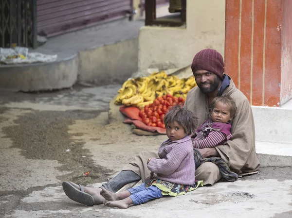 Arme Bettlerfamilie auf den Straßen Indiens — Stockfoto