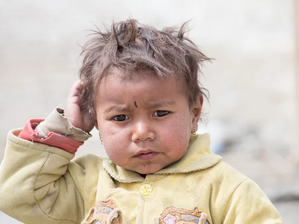 Portret biednym chłopcem w Indiach — Zdjęcie stockowe