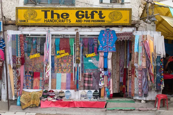 Vista frontal de la tienda tibetana ropa y recuerdos en Leh, Ladakh, India —  Fotos de Stock