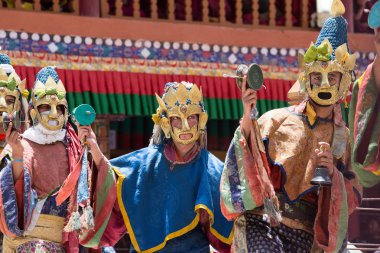 Tibetli Budist lamas mistik maskeli bir ritüel Tsam dans gerçekleştirin. Hemis Manastırı, Ladakh, Hindistan