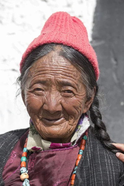ヘミス ゴンパでチベット仏教の歳の女性。北インド、ラダック — ストック写真