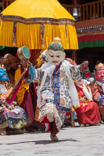 Tibetan Buddhist lamas in the mystical masks perform a ritual Tsam dance . Hemis monastery, Ladakh, India — Stock Photo, Image