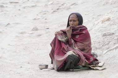 Leh, Ladakh sokakta Hint kadından. Hindistan