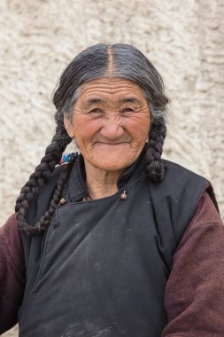Leh, Ladakh sokakta portre yaşlı kadın. Hindistan