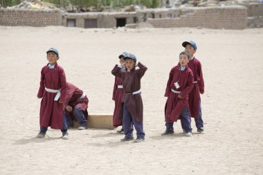 Tibet çocuklar sporda dahil. Druk beyaz Lotus okul. Ladakh, Hindistan 
