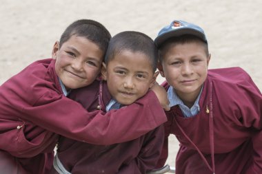 Tibet mutlu çocuklar Druk beyaz Lotus okulda portresi. Ladakh, Hindistan 
