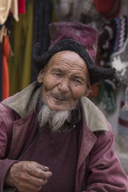 Portre Tibet yaşlı adama sokakta Leh, Ladakh içinde. Hindistan