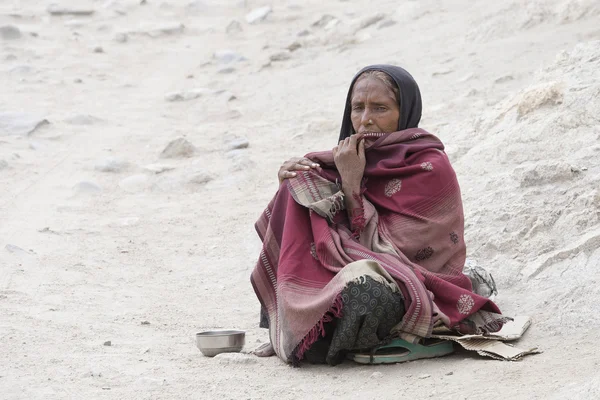 Mulher indiana mendigo na rua em Leh, Ladakh. Índia — Fotografia de Stock