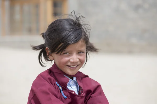Porträt eines glücklichen tibetischen Mädchens in der Druk White Lotus School. ladakh, indien — Stockfoto