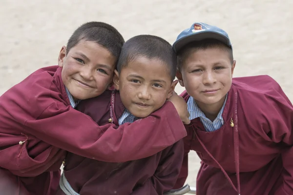 Portret tybetańskich szczęśliwy chłopcy w szkole Lotos biały Druk. Ladakh, Kaszmir — Zdjęcie stockowe
