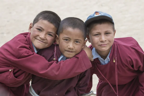 Druk 백색 로터스 학교에서 티베트 행복 한 소년의 초상화. Ladakh, 인도 — 스톡 사진