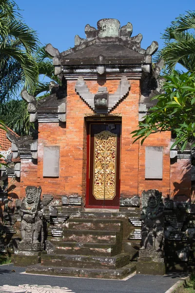 Gate of Temple with ornaments. Indonesia, Bali, Ubud — Stock Photo, Image
