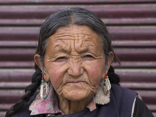 Portret staruszki na ulicy w Leh, Ladakh. Indie — Zdjęcie stockowe