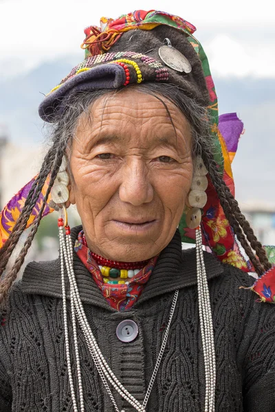 Leh, Ladakh sokakta portre yaşlı kadın. Hindistan