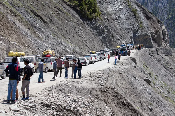 Coches con pasajeros atrapados en el paso en el camino Srinagar Leh, Himalaya. India —  Fotos de Stock