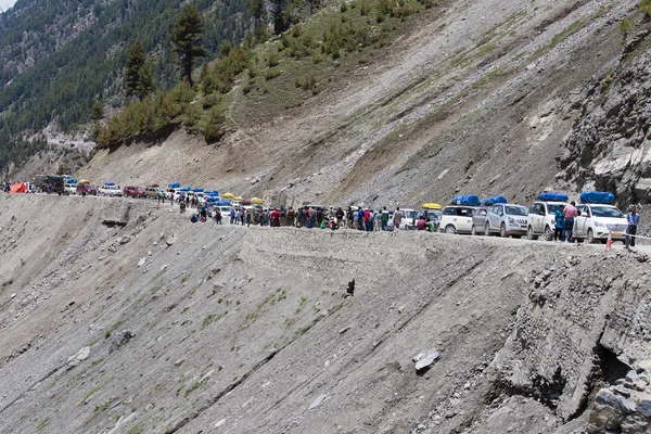 Coches con pasajeros atrapados en el paso en el camino Srinagar Leh, Himalaya. India —  Fotos de Stock