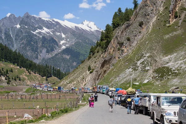 Coches con pasajeros atrapados en el paso en el camino Srinagar Leh, Himalaya. India —  Fotos de Stock