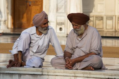 Amritsar, Pencap, Hindistan altın tapınağı ziyaret Sih adam.