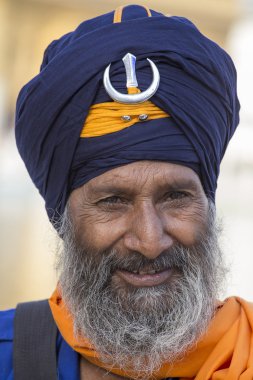 Amritsar, Pencap, Hindistan altın tapınağı ziyaret Sih adam.