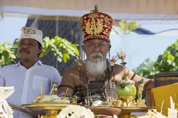 Παλιά Brahmin διεξάγει θρησκευτική τελετουργία στην παραλία πόλη: Ketewel. Μπαλί, Ινδονησία — Φωτογραφία Αρχείου