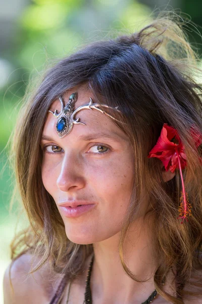 Retrato hermosa chica hippie en la naturaleza, de cerca — Foto de Stock