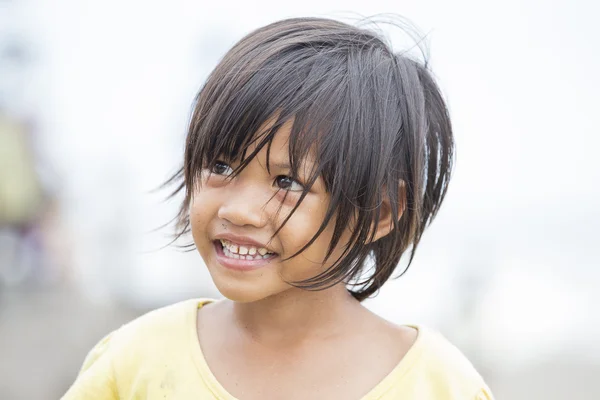 Porträt eines kleinen indonesischen Mädchens auf der Straße — Stockfoto