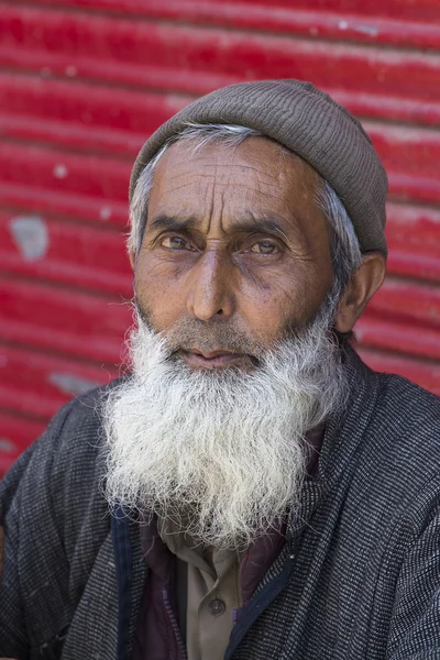 Retrato hombre indio. Srinagar, Cachemira, India. De cerca. — Foto de Stock