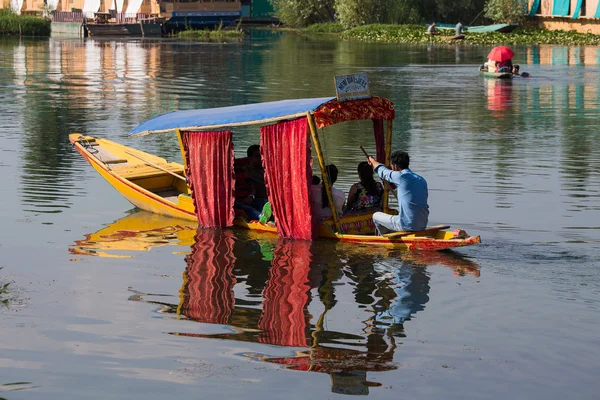 木製のボートは、湖でインドの人々。スリナガル、インド — ストック写真