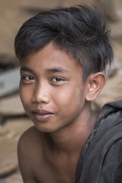 Porträt eines jungen Mannes, der in einer Tischlerei arbeitet. bali, indonesien — Stockfoto