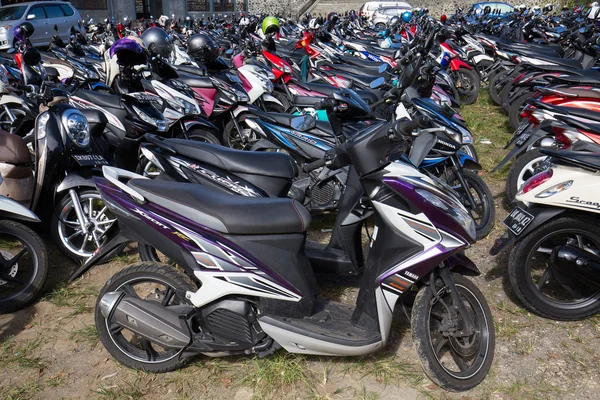 Estacionamento de moto na rua. Ubud, ilha Bali, Indonésia — Fotografia de Stock