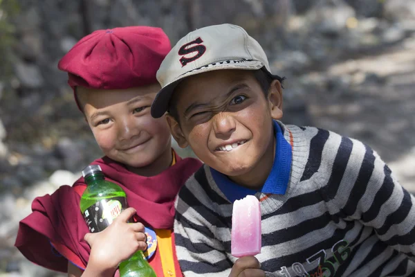 Tibetische buddhistische Kleinkinder im Hemis-Kloster, ladakh, Nordindien — Stockfoto