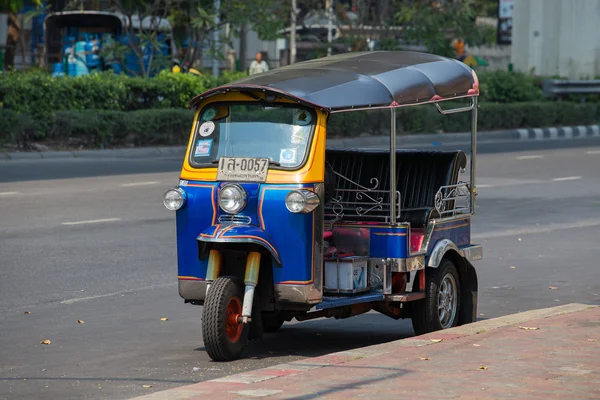 Riksza auto lub tuk-tuk przy ulicy Bangkok.Thailand — Zdjęcie stockowe