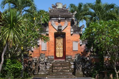 Süslemeli kapı Tapınağı. Endonezya, Bali, Ubud
