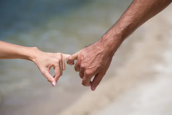 Pares de brazos en la vista al mar —  Fotos de Stock