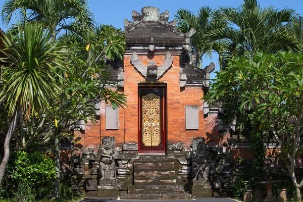 Ворота Храма с орнаментами. Индонезия, Бали, Убуд — стоковое фото