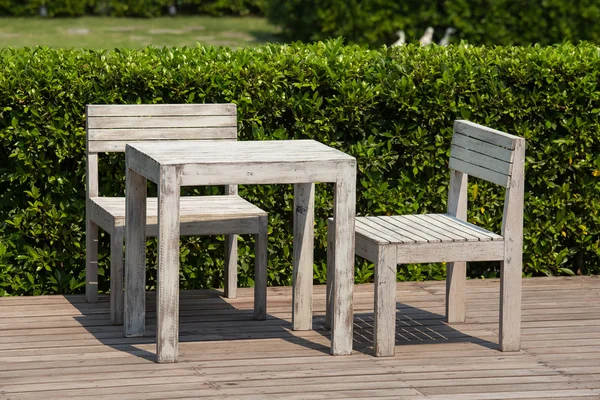 Weißer Holztisch und Stühle im Freien — Stockfoto