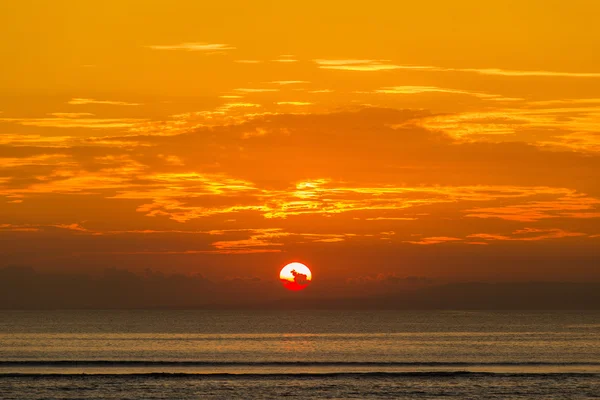 Belo pôr do sol na praia na ilha Koh Phangan, Tailândia . — Fotografia de Stock