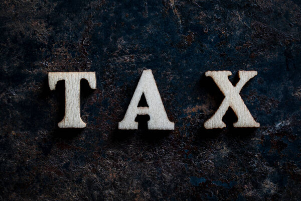 Деревянные буквы со словом помочь на старой ржавой поверхности, закрыть, вид сверху. Концепция это призыв к помощи