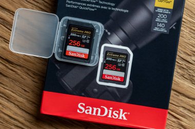 Kyiv, Ukrayna - Ekim 05, 2025: Hafıza kartı SanDisk Extreme Pro SDXC 256GB UHS-I U3 V30 plastik bir kap ve tahta bir arka planda karton ambalaj, kapat