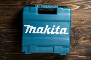 Kyiv, Ukrayna - 29 Ekim 2025: çivi zımbalı alet çantası tahta bir masadaki plastik kutuda Makita çiviler için, yakın çekim, üst görüş. Profesyonel Makita çalışma araçları