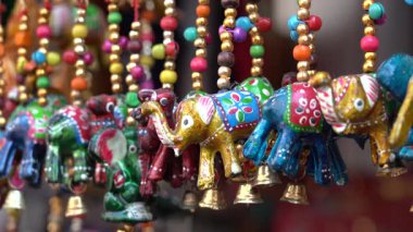 Udaipur, Rajasthan, Hindistan 'daki yerel sokak pazarında satılık renkli el yapımı eşyalar. Kapat.